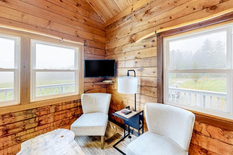 Modern Log Chalet - Upper Level Condo in Orleans