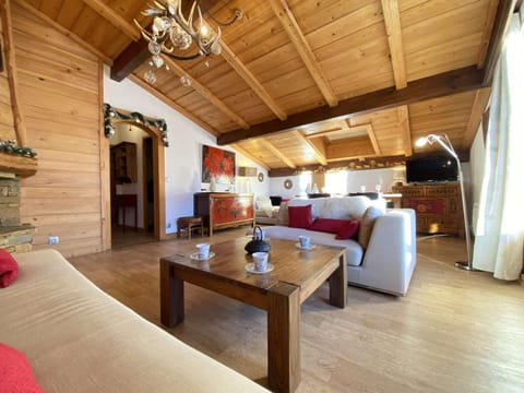 Appartement de Charme avec Cheminée à Praz sur Arly - 2 Chambres, Balcon, Proche Ski et Centre - FR-1-603-80 Apartment in Megève