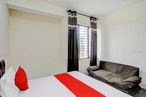 Super OYO Flagship Golden Crest Inn Hotel in Noida