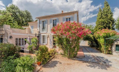 Property building, Facade/entrance, Day, Garden, Balcony/Terrace, Garden view