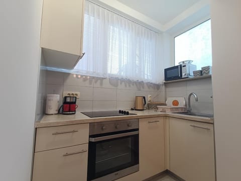 Coffee/tea facilities, dishwasher, microwave, oven, stove
