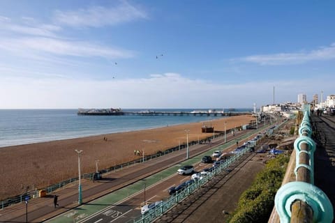 Cosy studio flat moments from the beach, Kemptown Apartment in Brighton