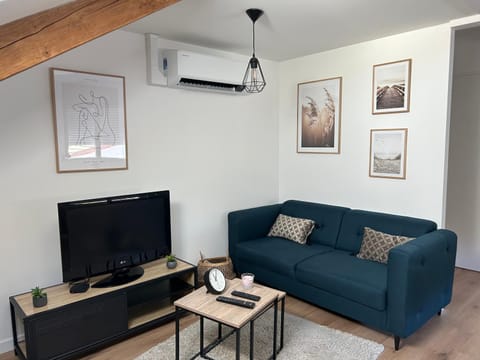 TV and multimedia, Living room, Seating area, air conditioner