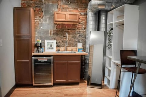 Great Parkside Microapartment Location AND Price Condo in Over The Rhine
