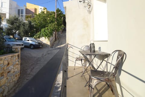 Patio, Neighbourhood, Balcony/Terrace, Street view, Location