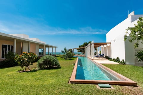 Property building, Natural landscape, Garden, Sea view, Swimming pool, sunbed