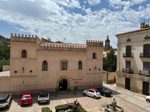 Property building, Day, Landmark view, Location, Parking