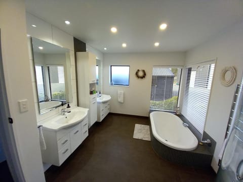 Bathroom, Photo of the whole room