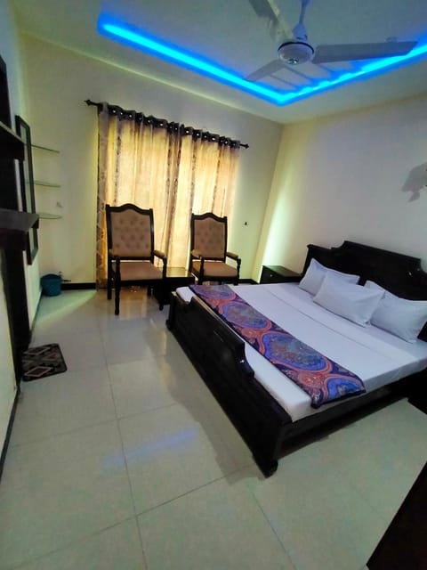 Bed, Photo of the whole room, Seating area, Bedroom