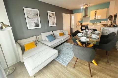 Modern, comfy 2 bedroom flat in Hatfield town centre Apartment in Hatfield