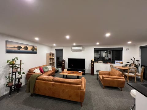 TV and multimedia, Living room, Seating area, Dining area, Entertainment, hair dresser, locker