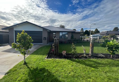 Property building, Facade/entrance, Natural landscape, Garden, locker