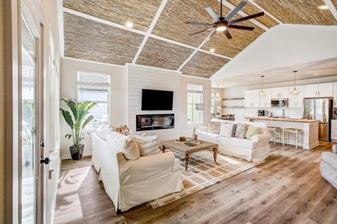 Lakin' it Easy House in Cottonwood Shores