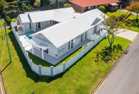 Modern Coastal Home close to Royal Queensland Yacht Squadron Haus in Brisbane