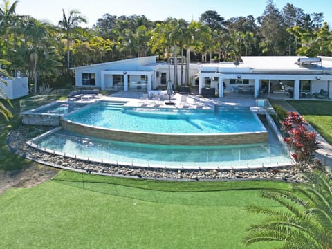Lake Palm Resort Luxury Retreat absolute Waterfront on 3 acres at Lake Macquarie. House in Lake Macquarie