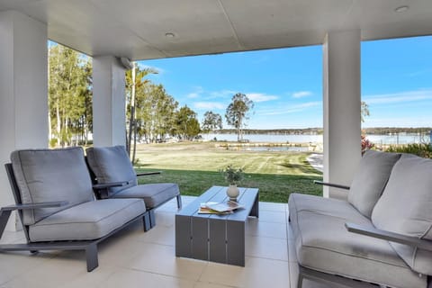 Lake Palm Resort Luxury Retreat absolute Waterfront on 3 acres at Lake Macquarie. House in Lake Macquarie