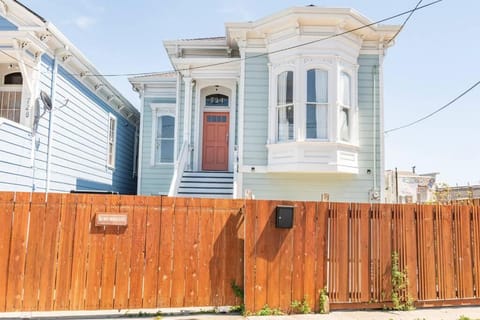 Luxury Victorian House 10 mins to SF, Rose Garden & 3 Private Parking House in Oakland