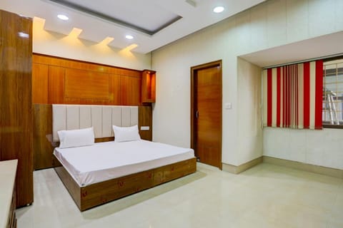 OYO R-1 Galaxy Guest House Hotel in Ludhiana