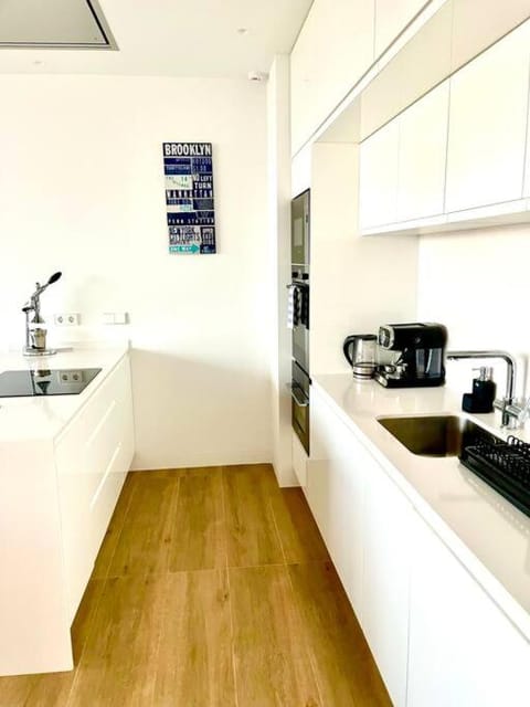 Coffee/tea facilities, Kitchen or kitchenette, minibar, stove