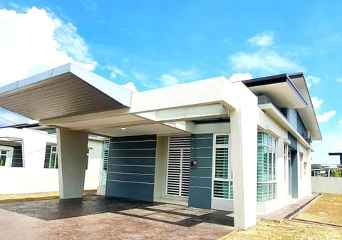 JOVIAL SingleStorey Bungalow 4Room10Pax `Alma House in Penang