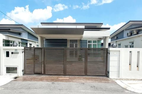JOVIAL SingleStorey Bungalow 4Room10Pax `Alma Casa in Penang