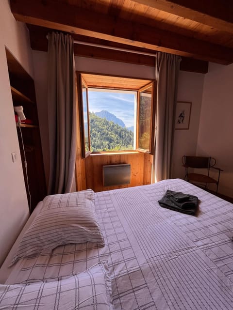 Bedroom, Mountain view