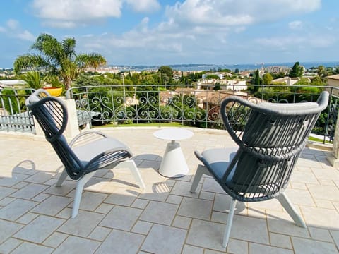 Fabulous architect Villa by the beach w/sea view! Villa in Antibes