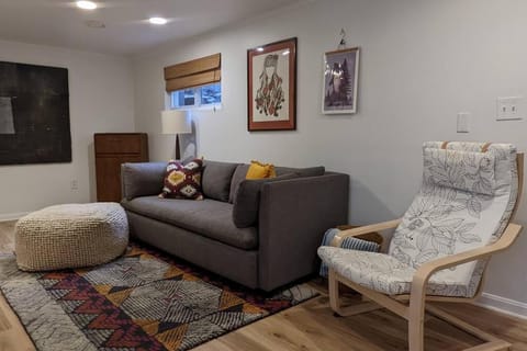 Retro suite with separate office walking- distance to downtown Silver Spring! Condominio in Silver Spring
