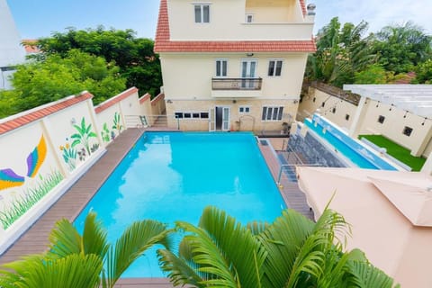 Property building, Day, Pool view, Swimming pool, Swimming pool, sunbed