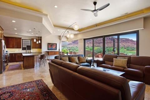 Red Rock Escape with Suite House in Santa Clara