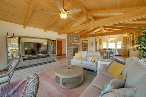 Inviting Manchester Home with Hot Tub Near Beach! Haus in Mendocino County