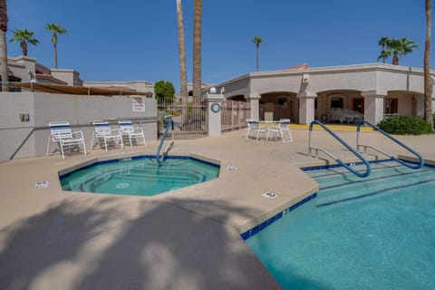 Quiet 55 and Peoria Condo with Pool Access! Condominio in Sun City