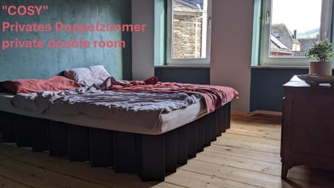 Bed, Photo of the whole room, Bedroom, Text overlay