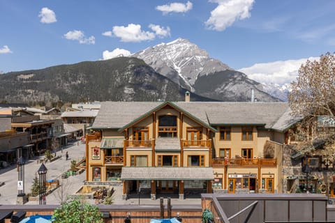 Brewster Mountain Lodge Hotel in Banff