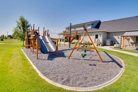 Kid-Friendly Pasco Farmhouse with Playset, Game Room Haus in Richland