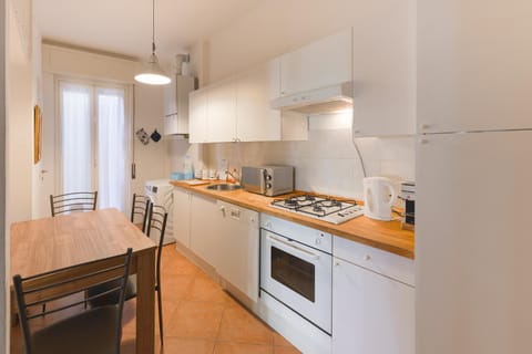 Property building, Coffee/tea facilities, Kitchen or kitchenette, Dining area, dishwasher, oven, pet friendly, stove