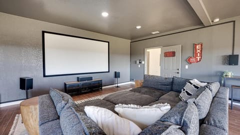 Private Guesthouse with Deluxe Home Theater home Maison in Waxahachie