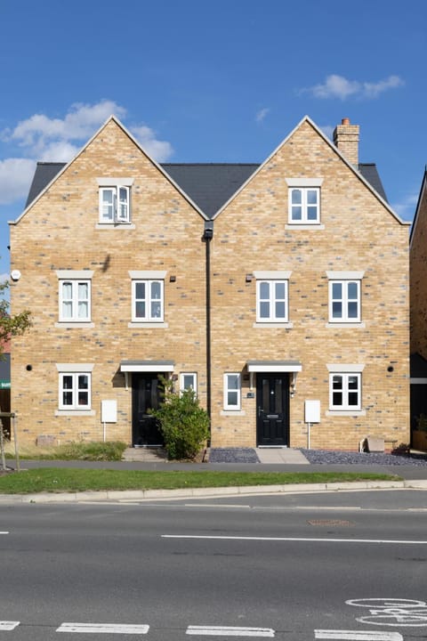 Property building, Day, Neighbourhood, Street view, Location