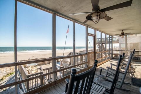 Fantasea 6 BR & 3 BA Oceanfront View House, Outdoor Shower, Creek Dock, Wood Burning Fireplace Casa in Pawleys Island