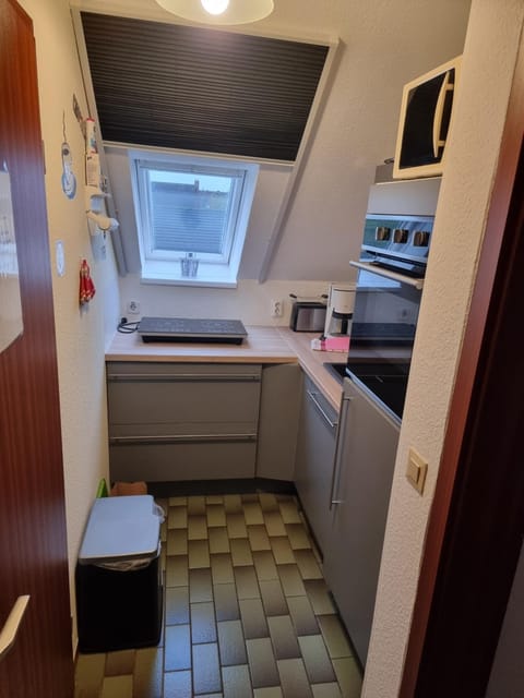 Kitchen or kitchenette, minibar, stove