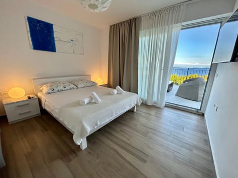 Bed, Natural landscape, TV and multimedia, Photo of the whole room, Bedroom, Sea view