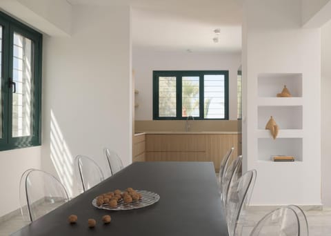 Dining area, kitchen