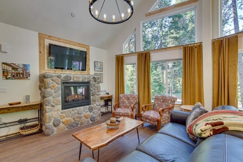 Unwind in Cle Elum Hot Tub and Cozy Fireplace! House in Kittitas County
