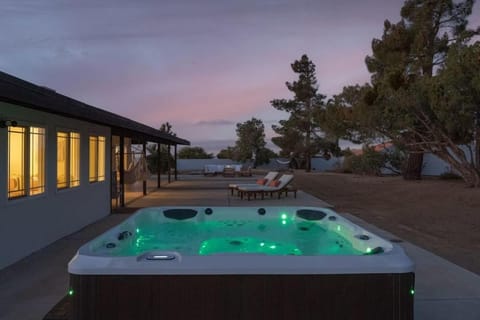 Jellystone Lodge- Park Adjacent w Hot and Cold Tub Casa in Yucca Valley