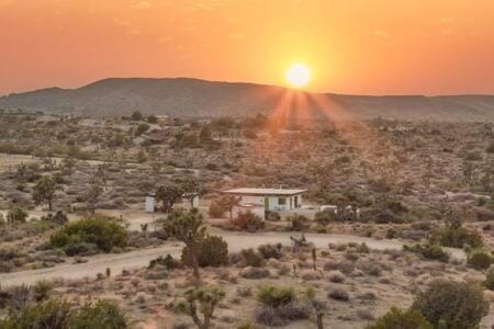 Desert Diamond- Joshua Tree Cowboy Pool and Spa House in Yucca Valley