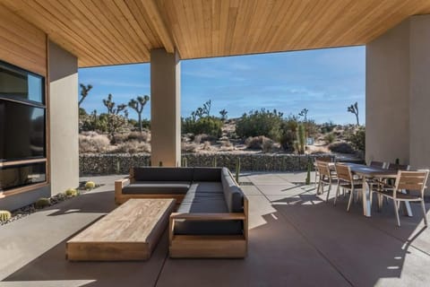 Skyline Ridge- Modern Residence w Sprawling Views Casa in Yucca Valley