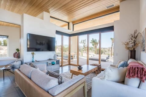 Skyline Ridge- Modern Residence w Sprawling Views House in Yucca Valley