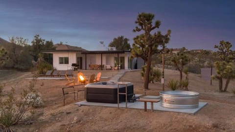 Kinetic House-Joshua Trees Sculptures Cowboy Pool Casa in Yucca Valley