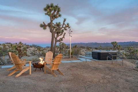 Kinetic House-Joshua Trees Sculptures Cowboy Pool Maison in Yucca Valley