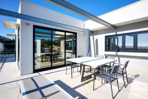 Luxury Contemporary Coastal Getaway - Sea Veiws House in Red Hill